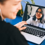 Videollamada entre terapeuta y paciente en una sesión de psicoterapia online ética, destacando la accesibilidad y profesionalismo.